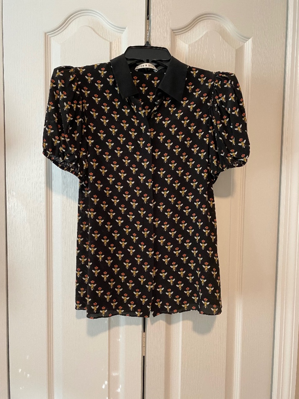 Alice + Olivia Queen Bee Willa Puff-Sleeve Blouse